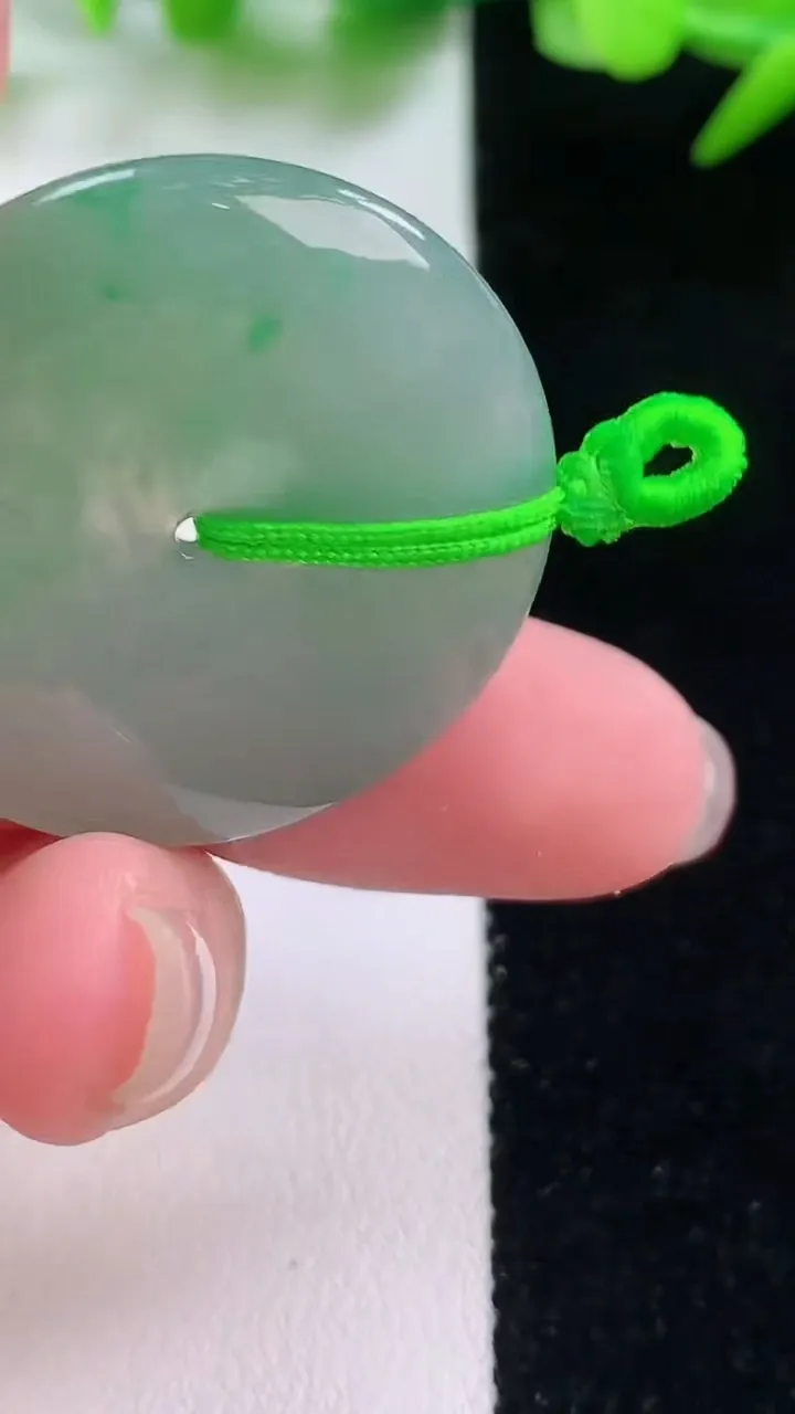 天然A货翡翠平安扣吊坠，尺寸32.8-5.3，重量:12.75g
11月30日