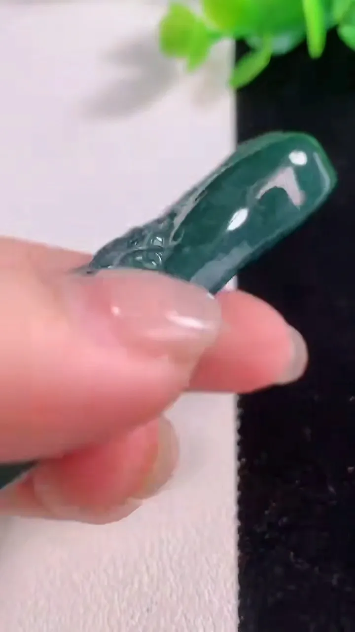 天然A货翡翠蓝水度母观音菩萨吊坠，尺寸70.5-33.7-9.7，重量:46.40g
11月30日