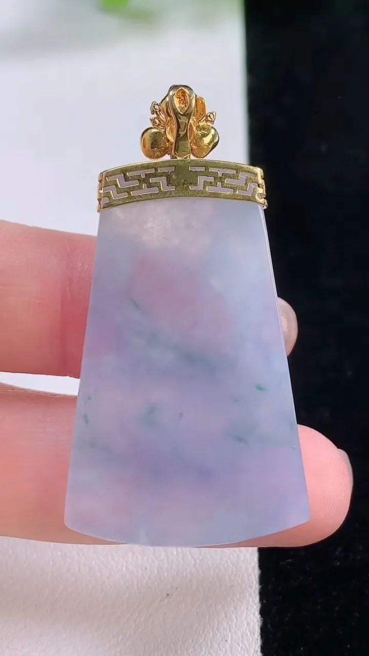 天然A货翡翠18K金紫罗兰飘花无事牌吊坠，尺寸39-34.5-3，重量:9.02g
11月30日