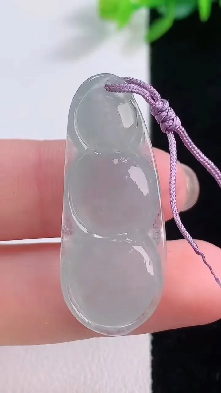 天然A货翡翠福豆吊坠，尺寸37.3-15-5.3，重量:4.98g
11月30日