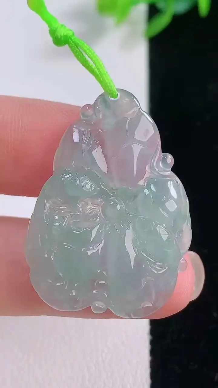 天然A货翡翠和和美美 荷叶鱼吊坠，尺寸32.4-24.4-4，重量:5.35g
11月30日