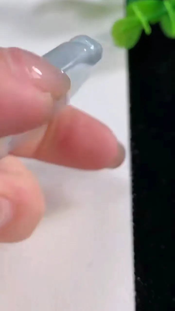 天然A货翡翠生肖猪吊坠，尺寸52-46-6，重:27.35g
11月30日