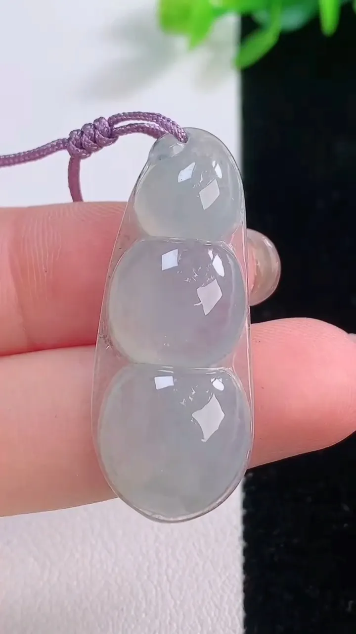 天然A货翡翠福豆吊坠，尺寸37.3-15-5.3，重量:4.98g
11月30日