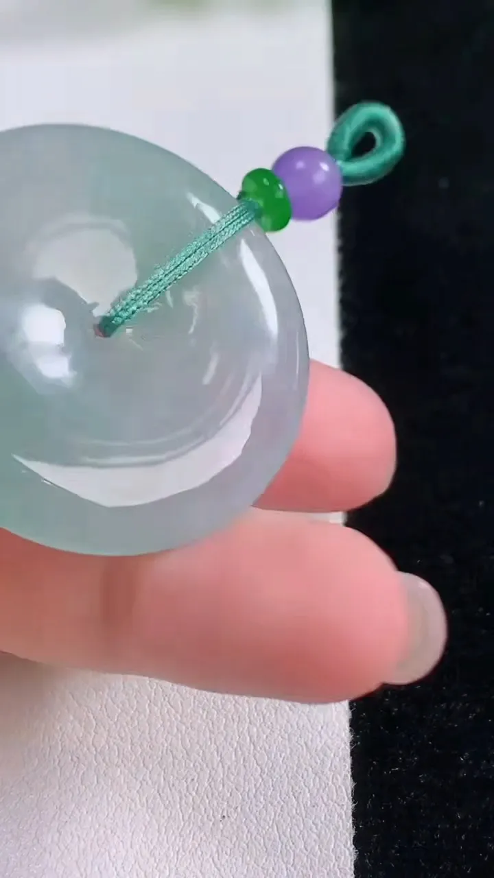 天然A货翡翠冰种飘花平安扣吊坠，尺寸35.3-5.7，重量:16.70g
11月30日