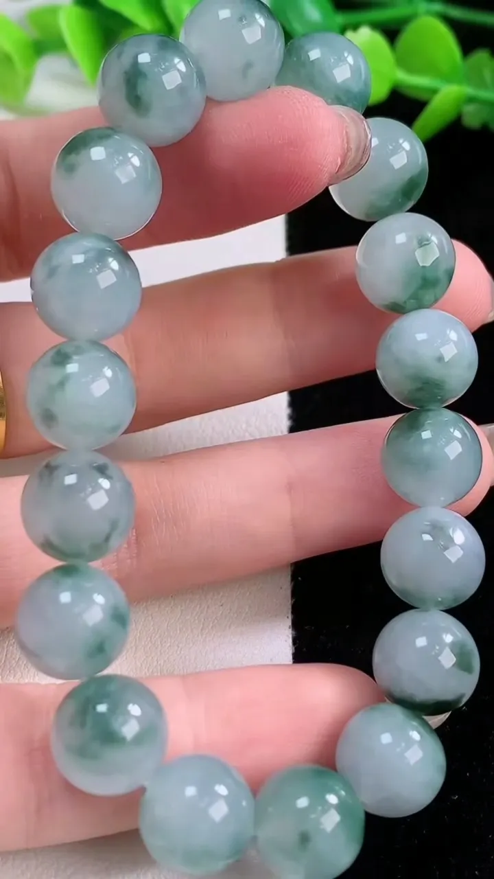 天然A货翡翠飘花圆珠手串，尺寸10.7-18颗，重量:36.41g11月30日
工厂直销收藏佳品,种好水足，色泽均匀，有种有色，上手高大气！