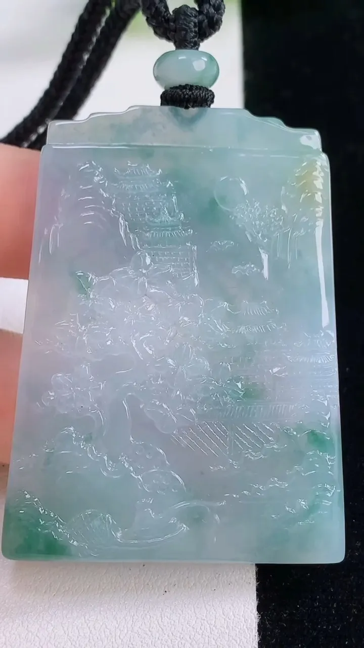 天然A货翡翠牌吊坠，尺寸53.4-38.4-5.3，重量:32.35g
11月30日