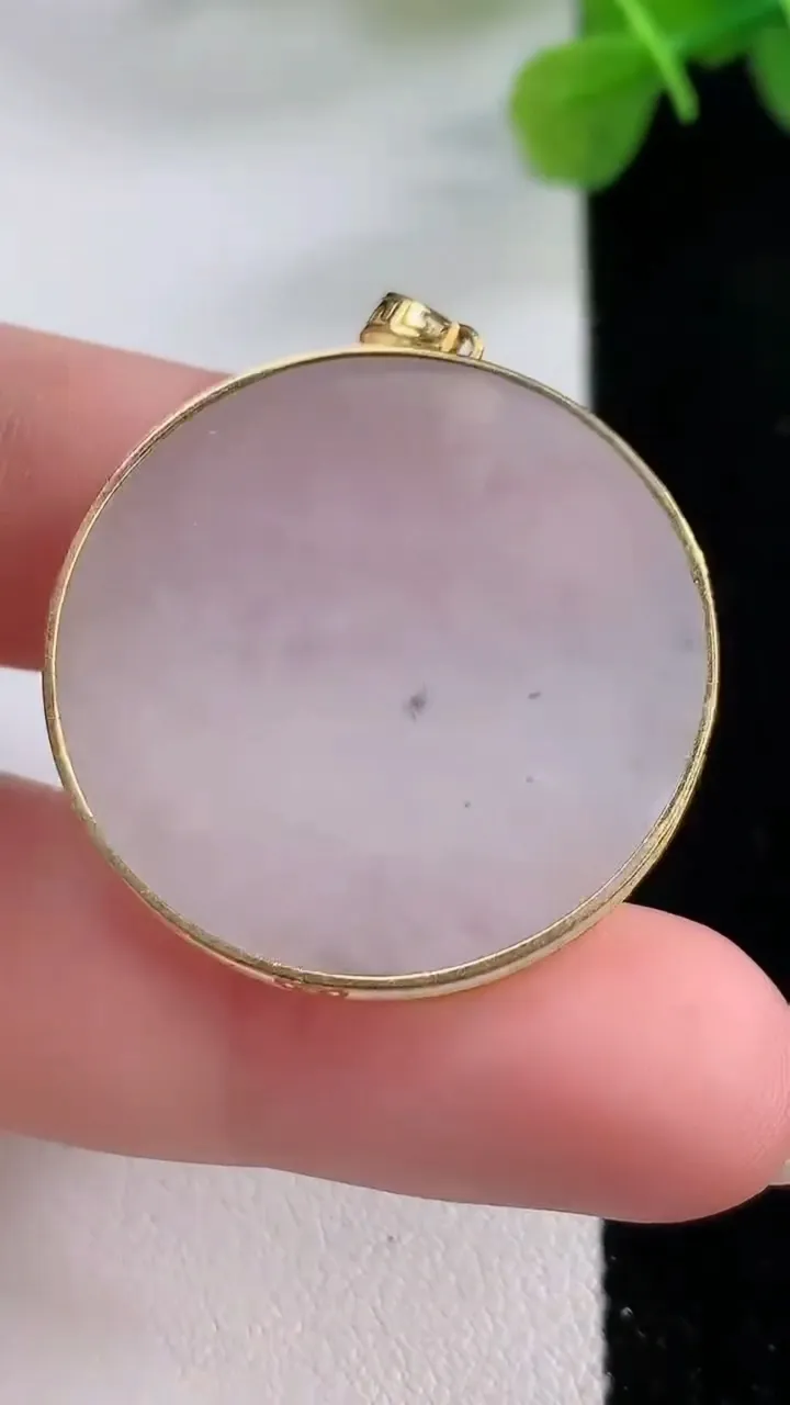 天然A货翡翠种白冰无事牌吊坠，尺寸31.9-29.8-3.2，重:7.43g
11月30日