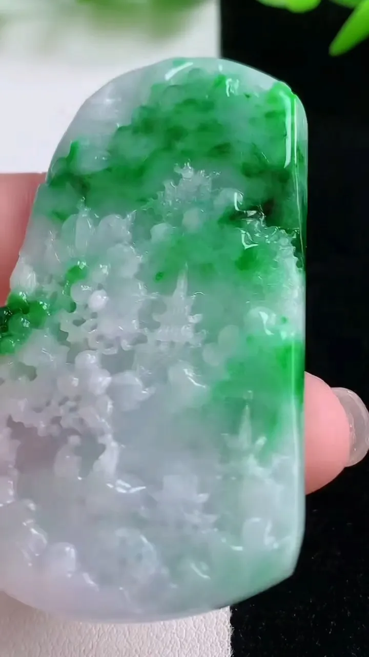 天然A货翡翠山水牌吊坠，尺寸59.4-36.2-5.9，重量:31.48g
11月30日