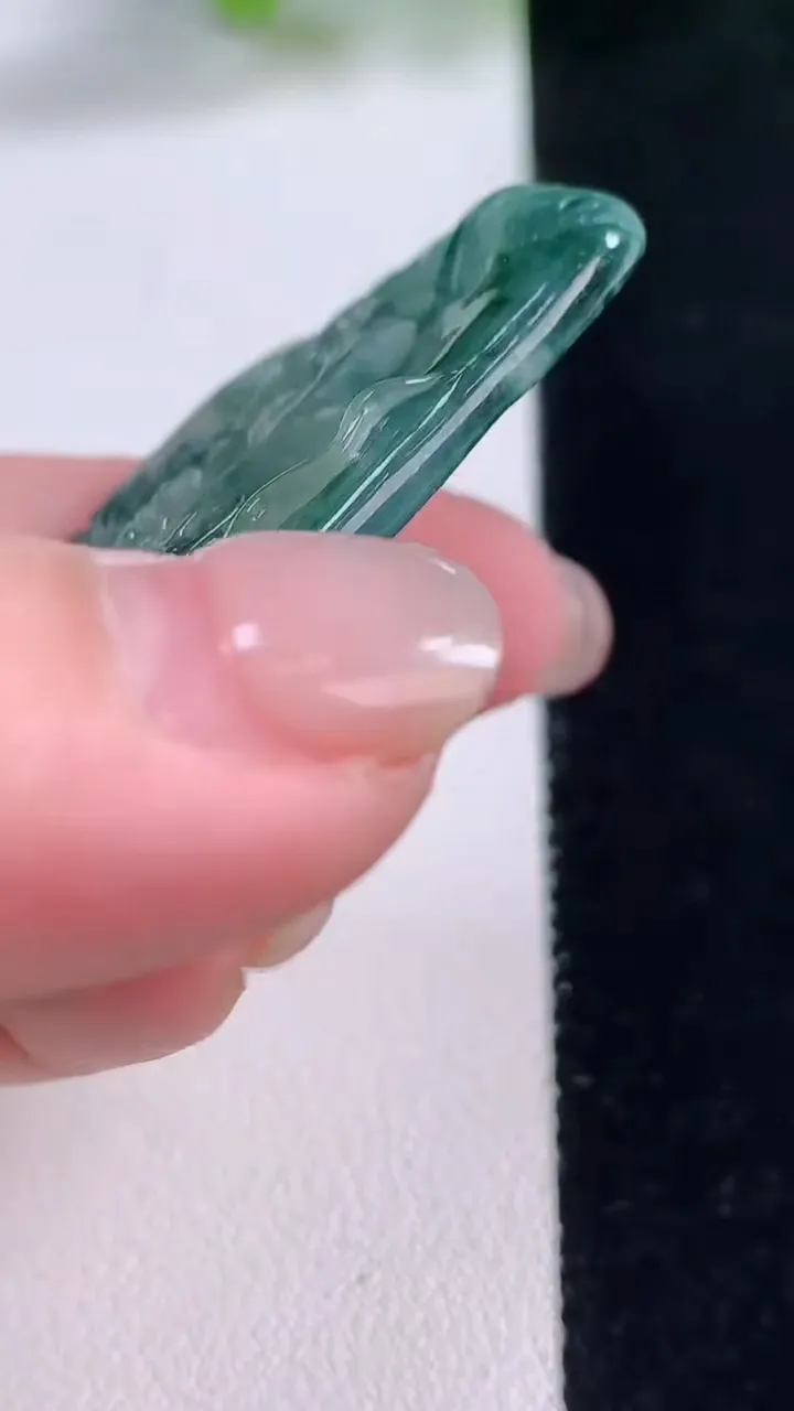 天然A货翡翠冰种飘花龙牌吊坠，尺寸62.6-29.8-5.9，重量:23.04g
11月30日