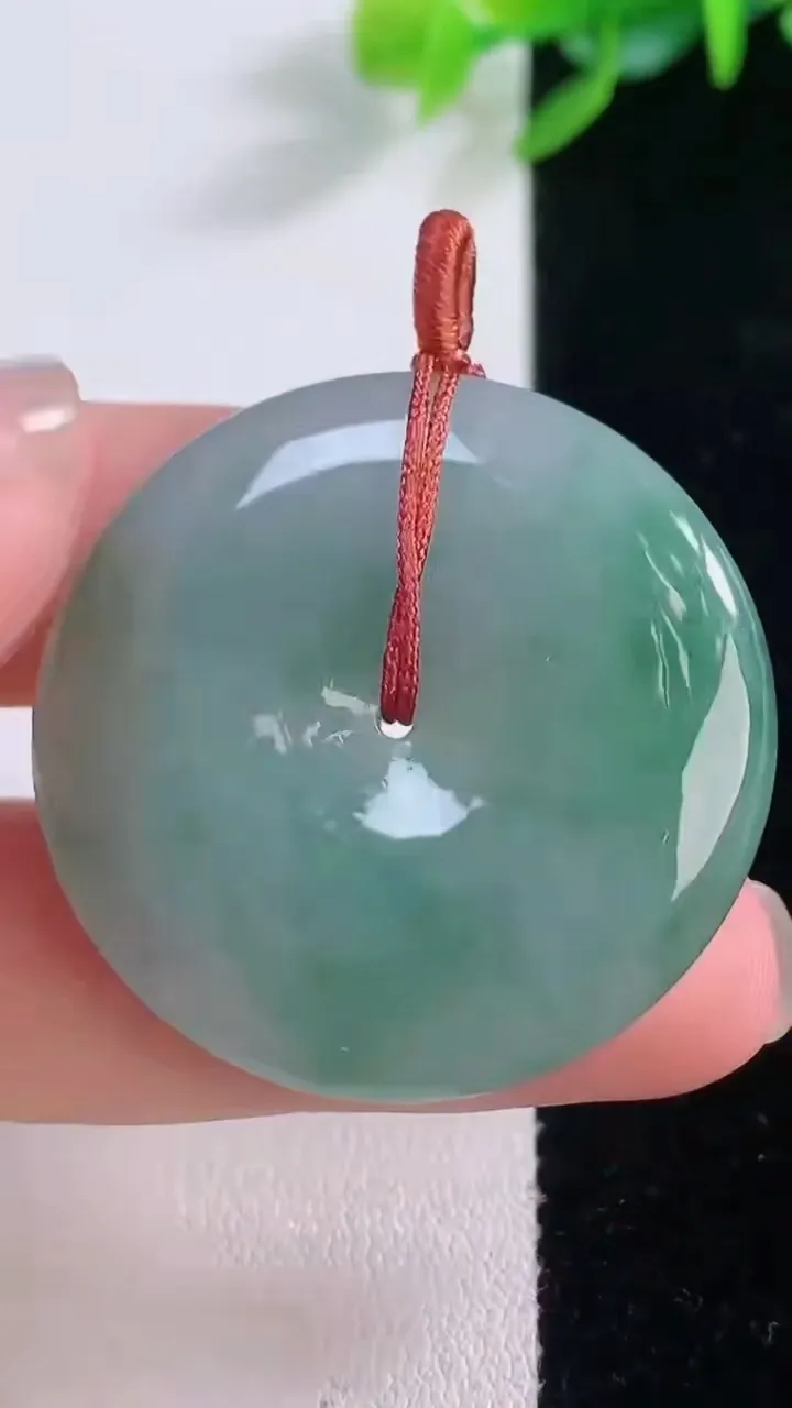 天然A货翡翠平安扣吊坠，尺寸34.2-5.7，重量:14.00g
11月30日