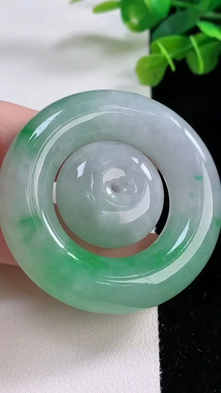 天然A货翡翠母子平安扣吊坠，尺寸51-11-12，重:64.32g
11月30日