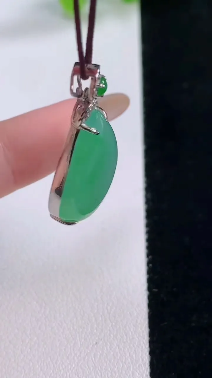 天然A货翡翠水滴吊坠，尺寸32-23.7-17.7-7，重量:6.37g
11月30日