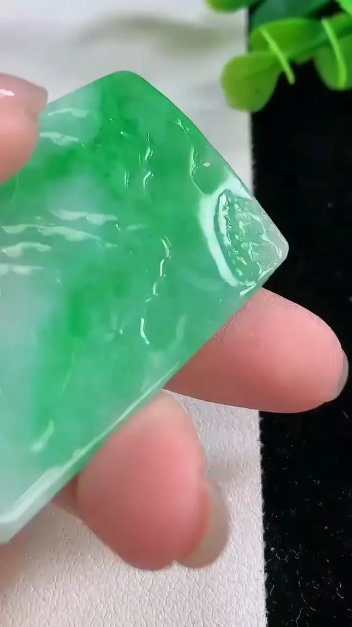 天然A货翡翠山水牌吊坠，尺寸53-36-5，重:28.34g
11月30日