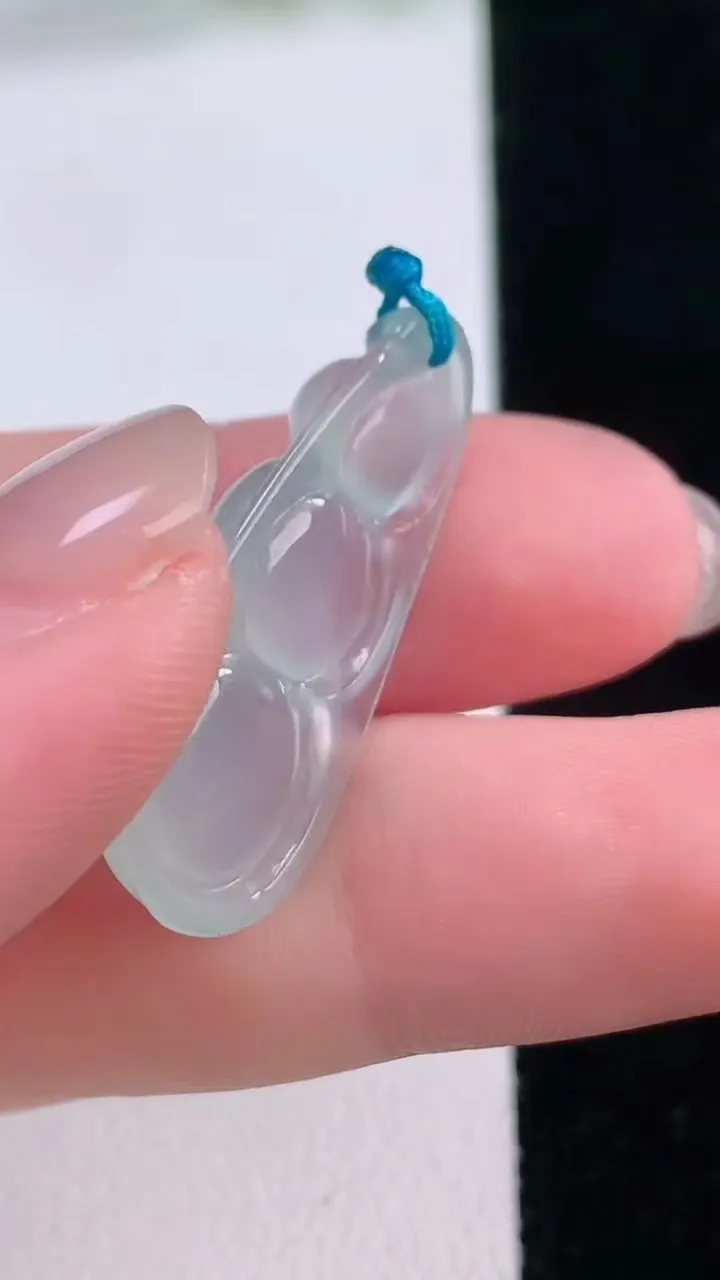 天然A货翡翠福豆吊坠，尺寸30-13.4-5.9，重量:3.88g
11月30日