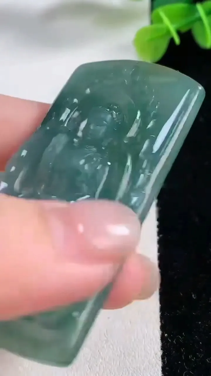 天然A货翡翠阿弥陀佛吊坠，尺寸62-35.6-7.5，重:33.76g
11月30日