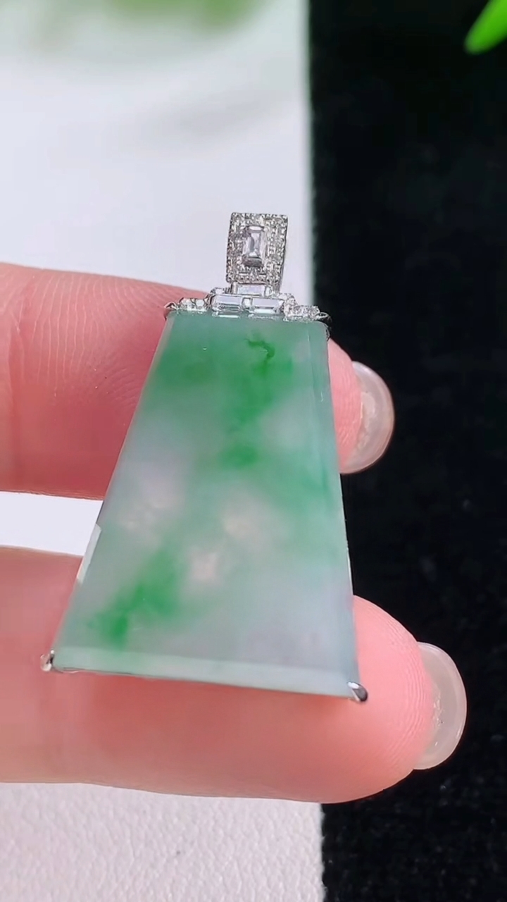 天然A货翡翠无事牌吊坠，尺寸29.8-23.5-18-5.3，重量:3.58g
11月30日