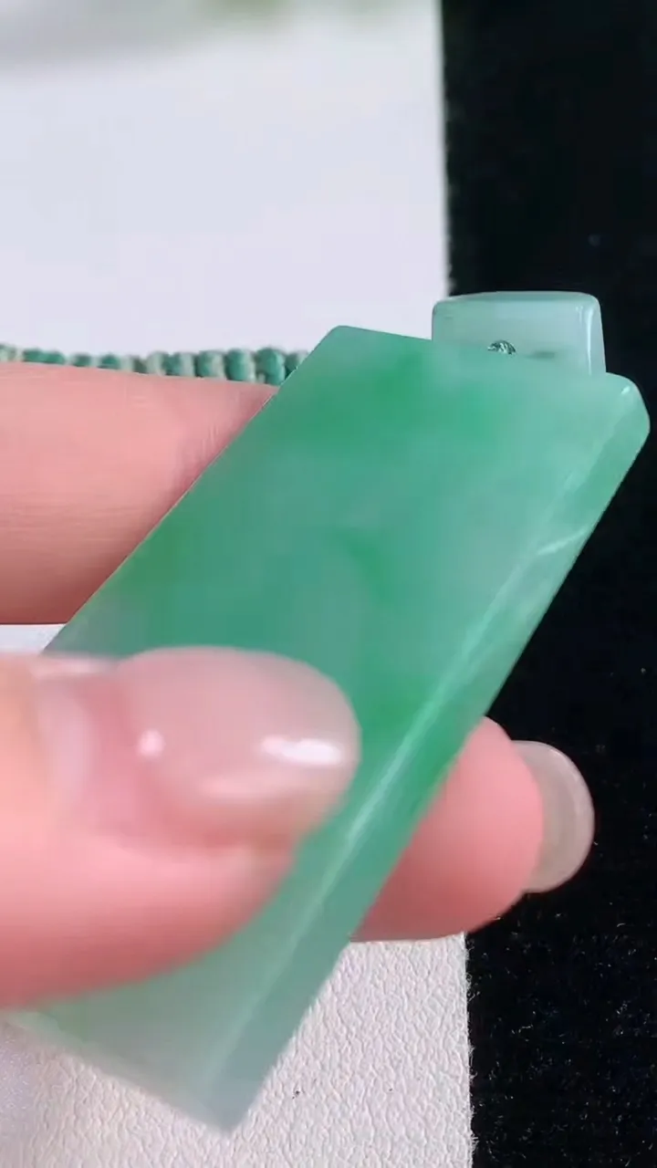 天然A货翡翠无事牌吊坠，尺寸47-27.6-5，重量:22.07g
11月30日