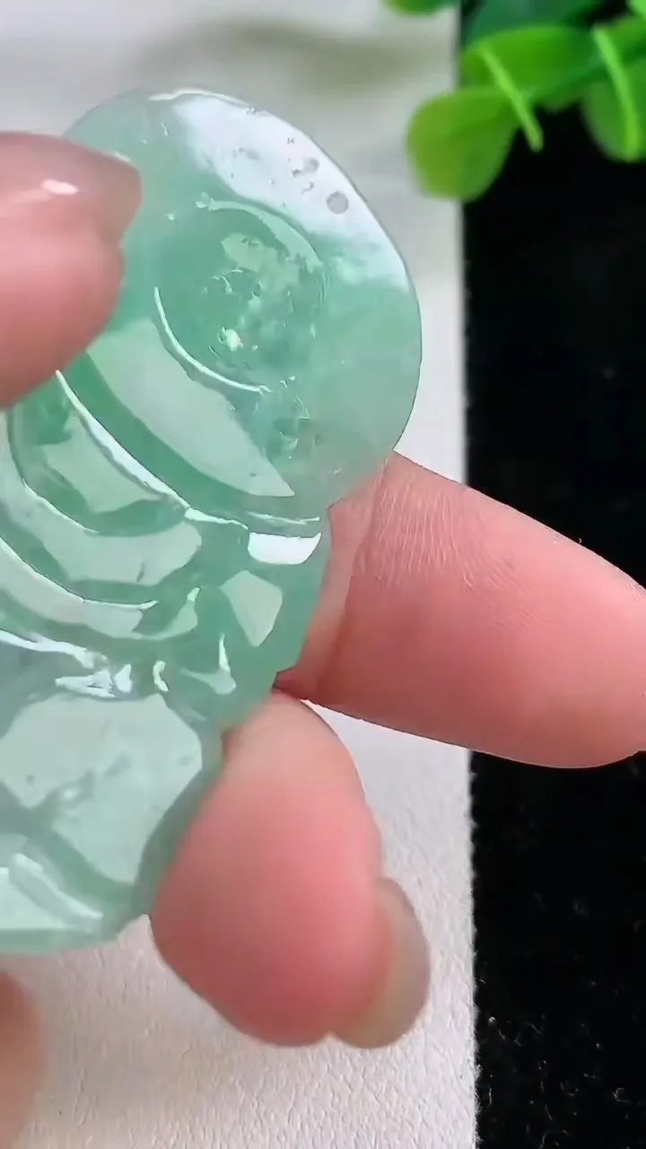 天然A货翡翠观音菩萨吊坠，尺寸53.8-38.8-5，重:17.35g
11月30日