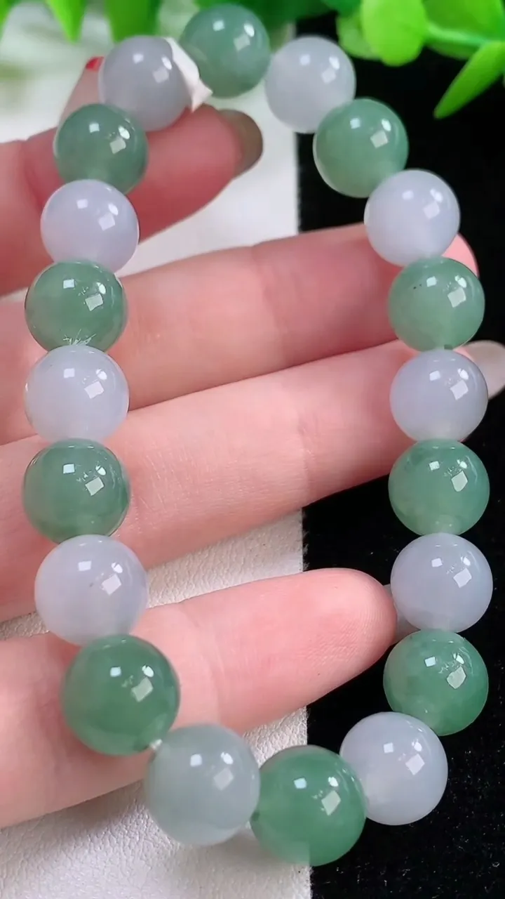 天然A货翡翠圆珠手串，尺寸9.6-20颗，重量:30.56g11月30日
工厂直销收藏佳品,种好水足，色泽均匀，有种有色，上手高大气！