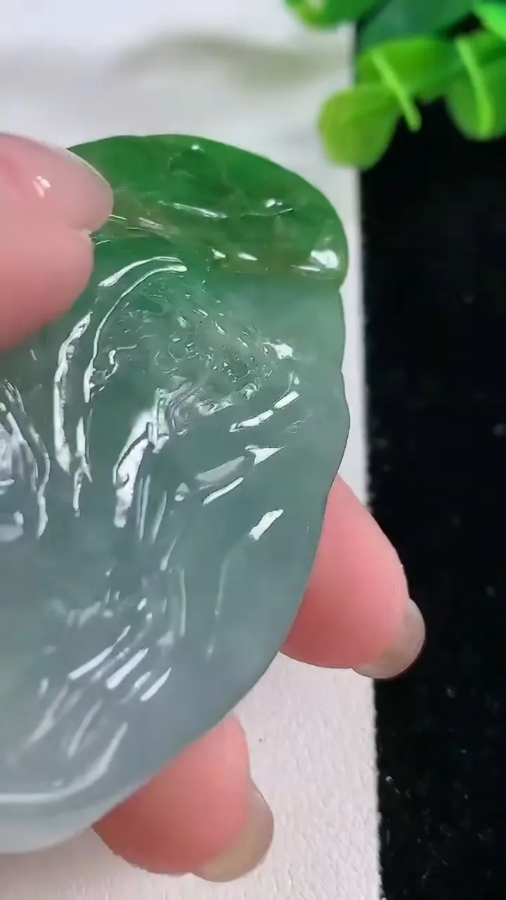 天然A货翡翠山水牌吊坠，尺寸70-39-13，重:64.91g
11月30日