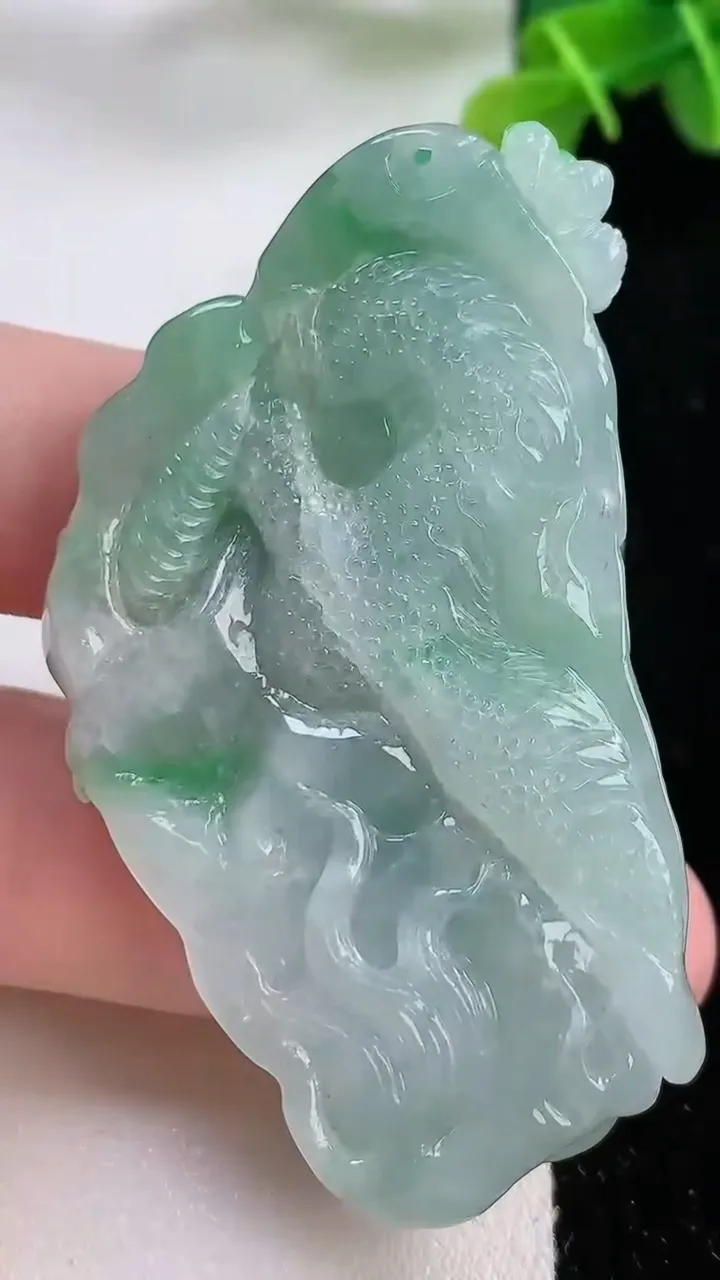 天然A货翡翠龙牌吊坠，尺寸59.3-32.2-14.4，重:37.10g
11月30日