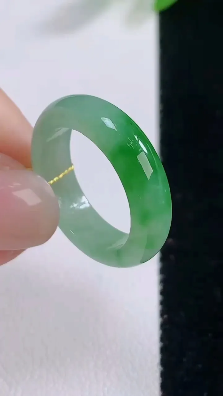 天然A货翡翠指环 戒指，尺寸17.8-5.2-2.7，重量:3.43g2025年11月30日
工厂直