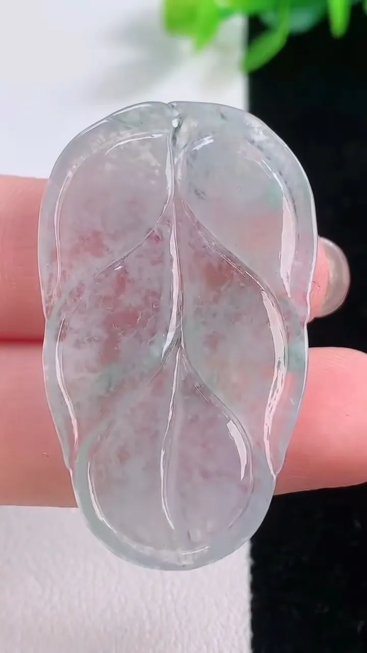 天然A货翡翠金枝玉叶 叶子吊坠，尺寸41.2-24.7-2.7，重量:5.82g
11月30日