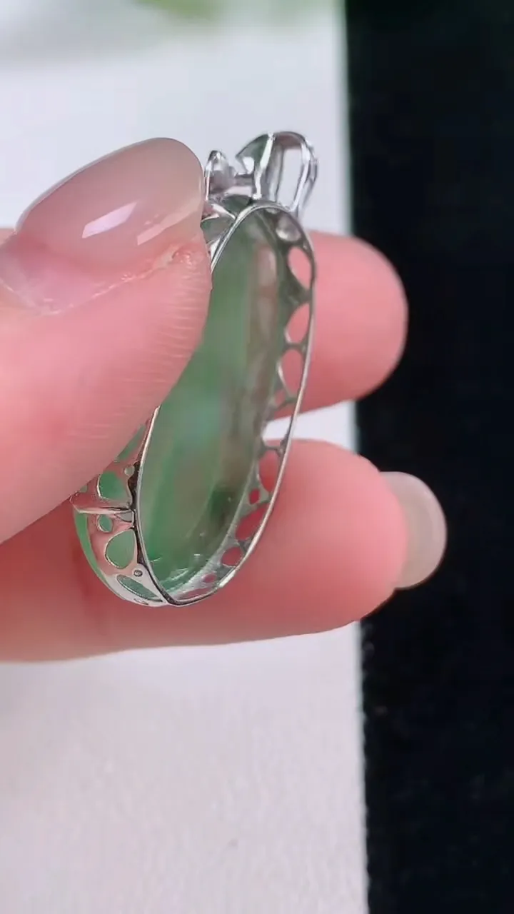 天然A货翡翠金枝玉叶 叶子吊坠，尺寸27.3-16.2-6，重量:4.57g
11月30日