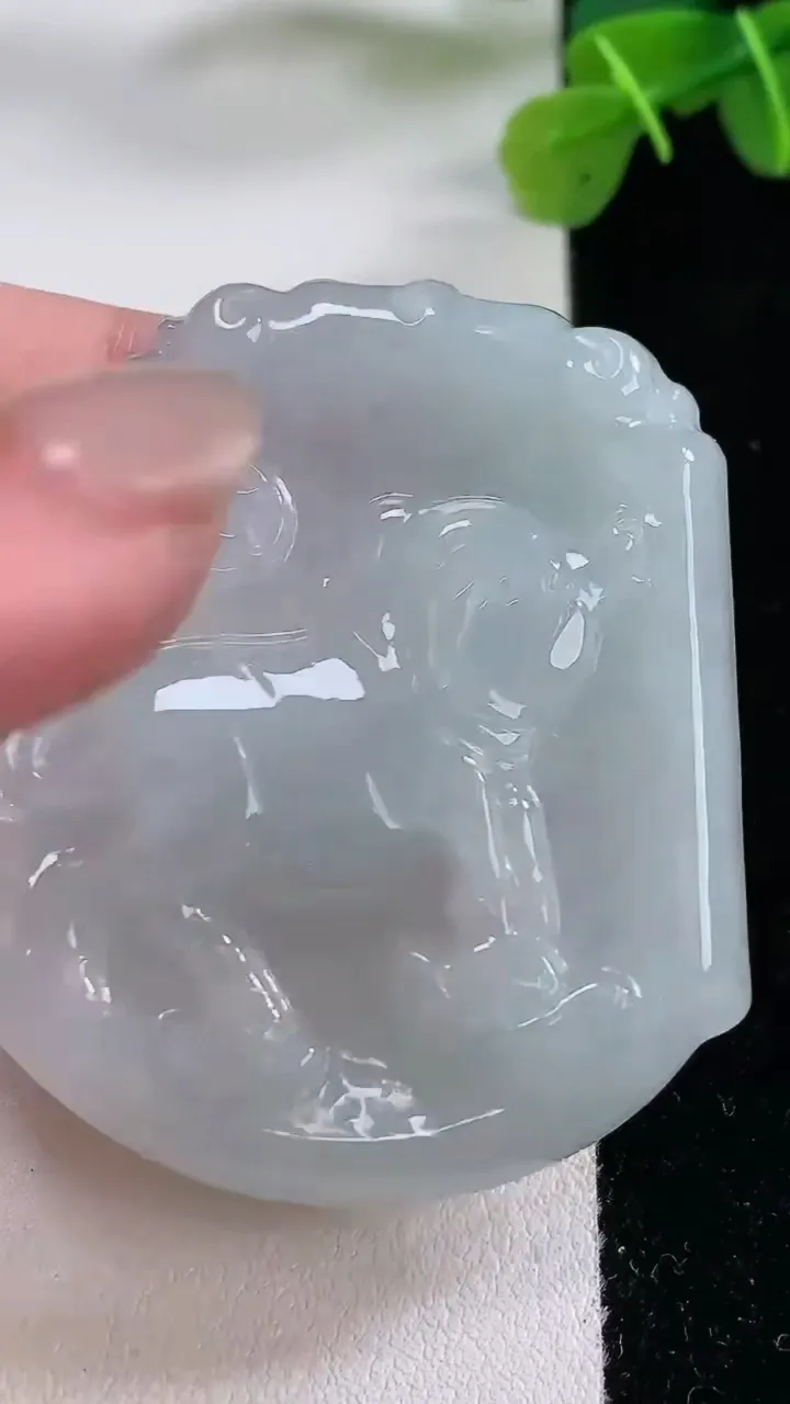 天然A货翡翠生肖猪吊坠，尺寸52-46-6，重:27.35g
11月30日