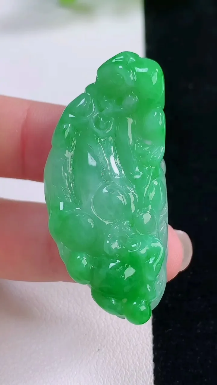 天然A货翡翠莲蓬吊坠，尺寸46.6-21.8-11，重量:23.40g
11月30日