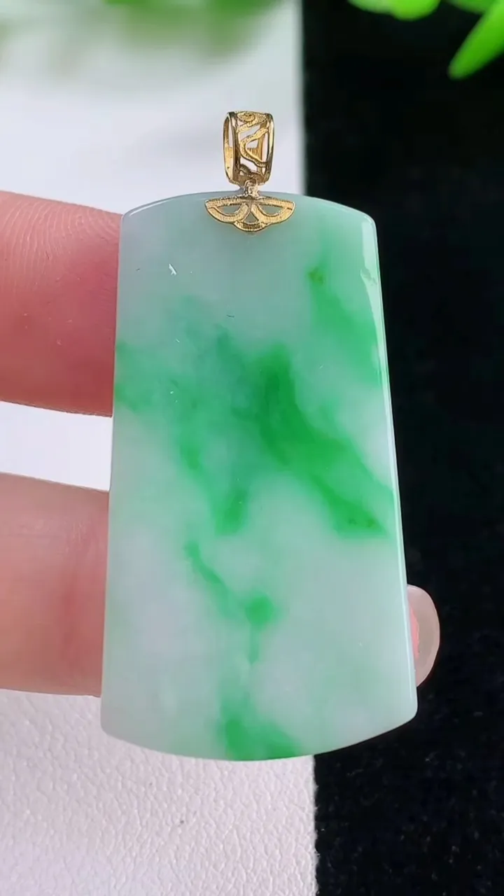 天然A货翡翠无事牌吊坠，尺寸38.7-21-2.3，重量:6.08g
11月30日
