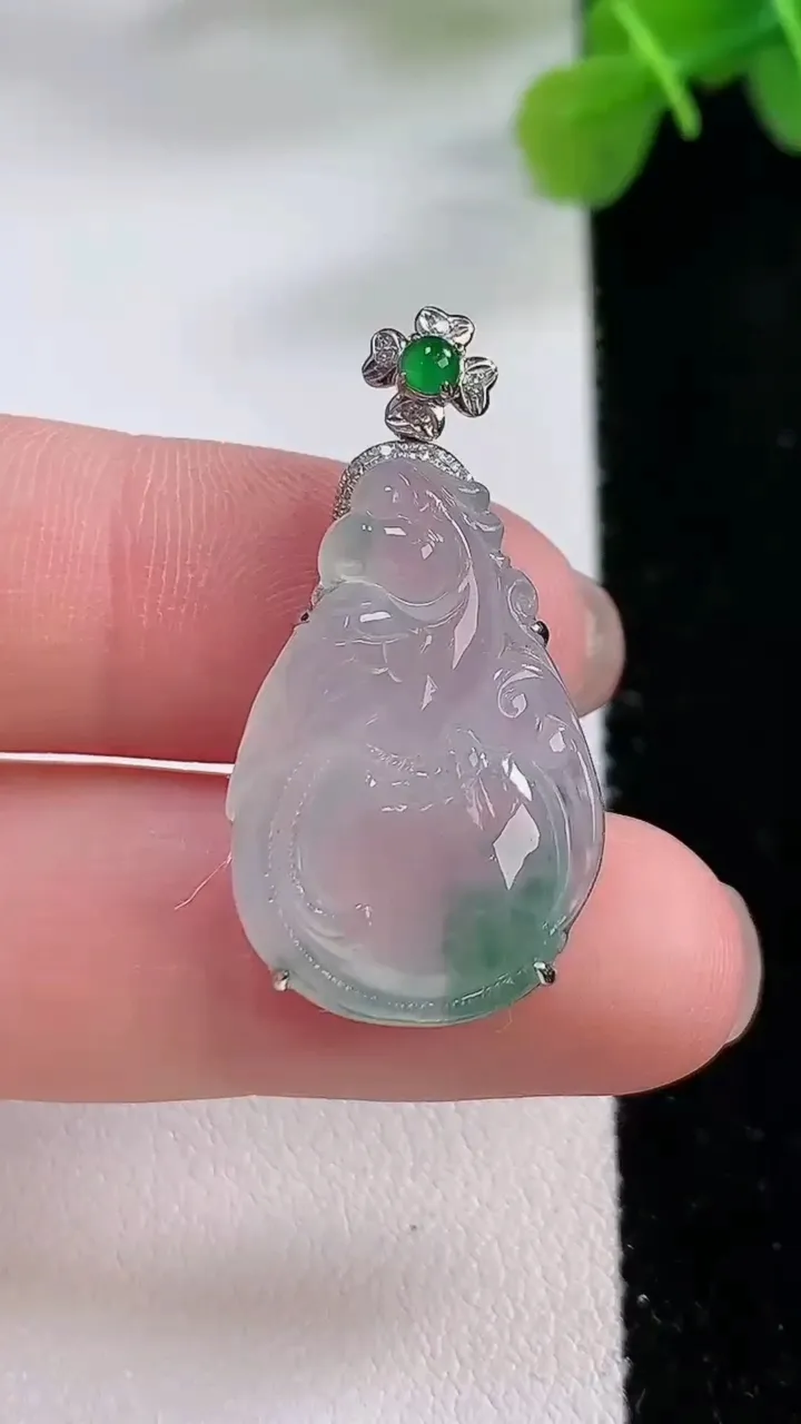 天然A货翡翠种飘花福袋吊坠，尺寸32.5-16.8-6，重:4.67g
11月30日