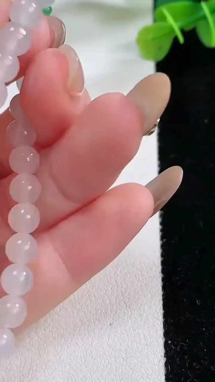 天然A货翡翠种白冰圆珠手串，尺寸6.2，重:11.20g11月30日
工厂直销收藏佳品,种好水足，色泽均匀，有种有色，上手高大气！