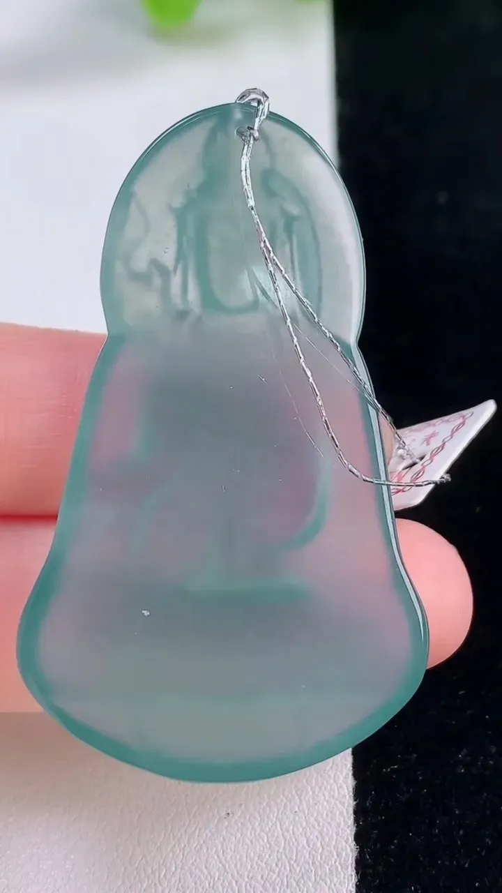 天然A货翡翠冰种蓝水大势至菩萨吊坠，尺寸51.6-31.7-4.9，重量:13.38g
11月30日