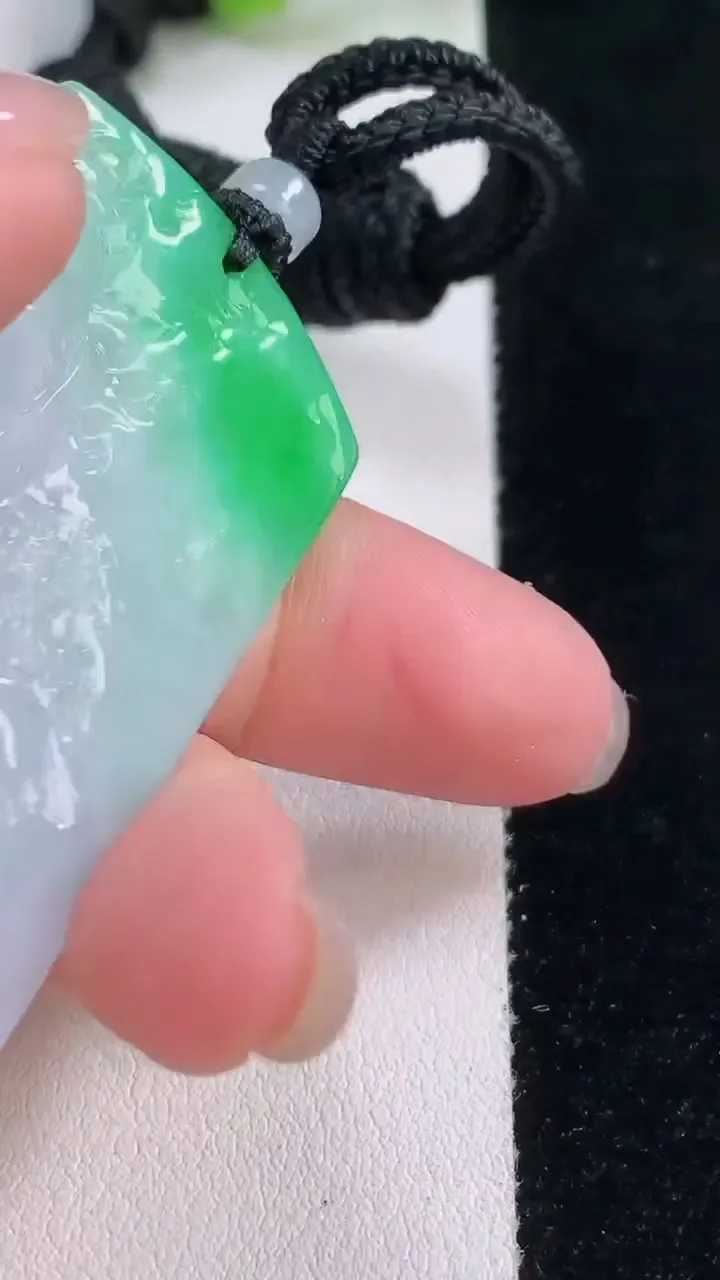 天然A货翡翠山水牌吊坠，尺寸53.2-34.8-5.8，重量:29.80g
11月30日