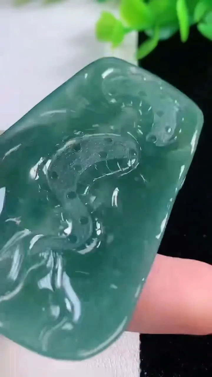 天然A货翡翠蓝水祥龙虚空藏菩萨吊坠，尺寸65.8-39.8-7，重量:32.27g
11月30日