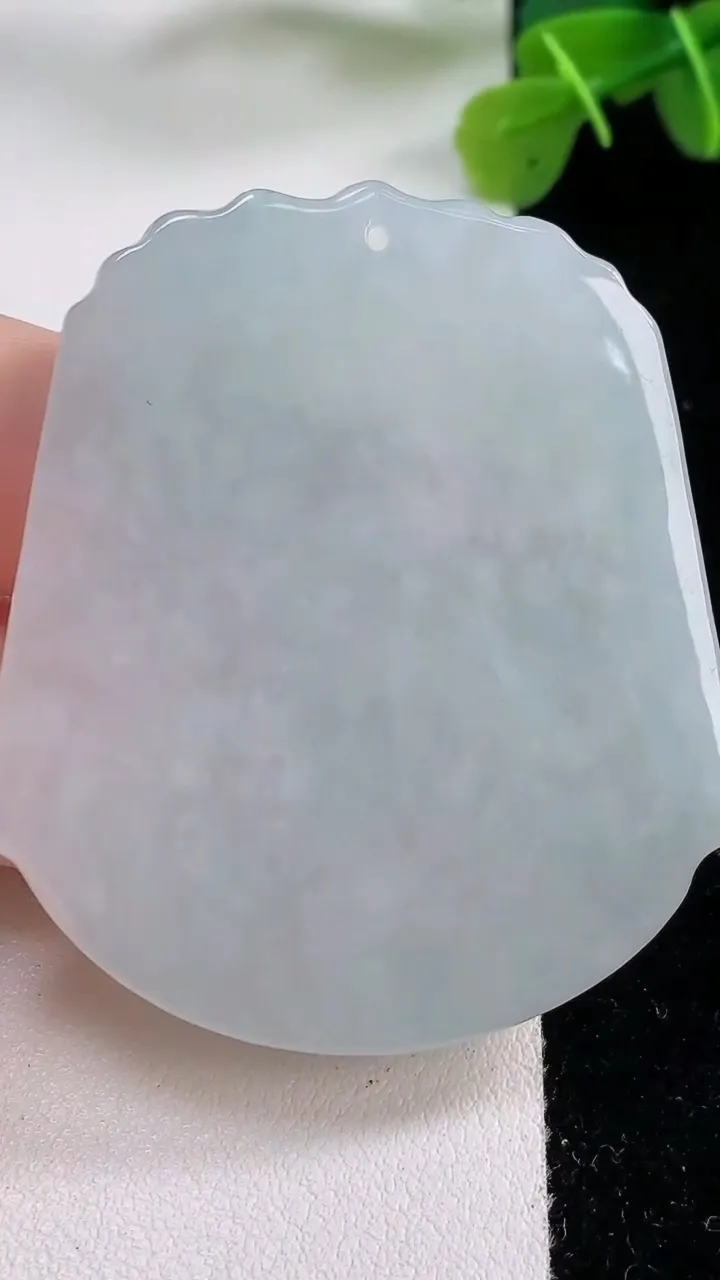 天然A货翡翠生肖猪吊坠，尺寸52-46-6，重:27.35g
11月30日