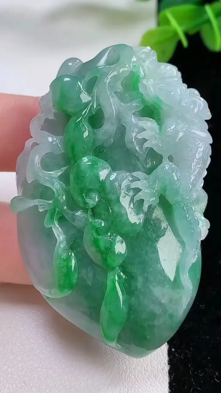 天然A货翡翠蜥蜴 福瓜吊坠，尺寸60-38-14，重:45.88g
11月30日