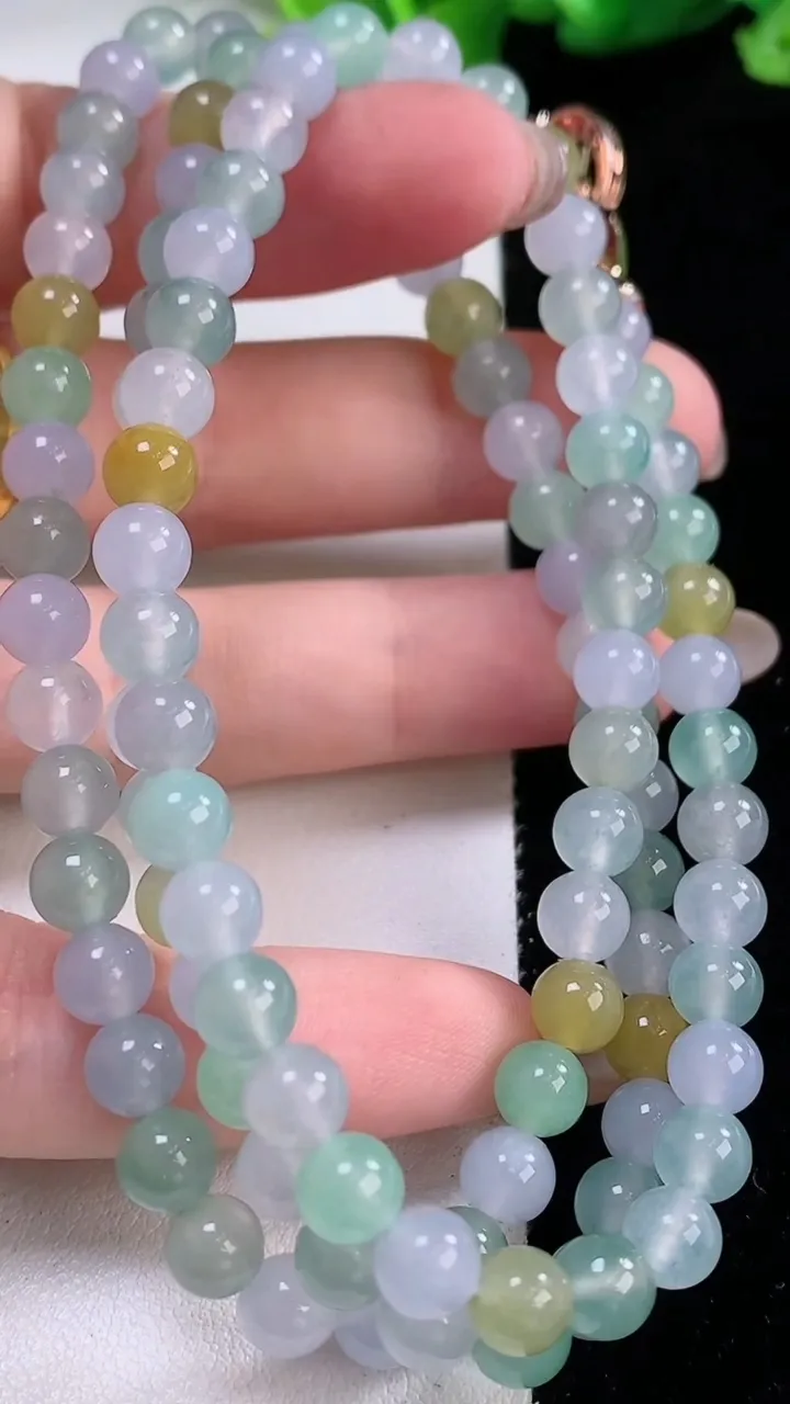 天然A货翡翠冰种三彩圆珠项链，尺寸5.8-108颗，重量:41.91g
11月30日