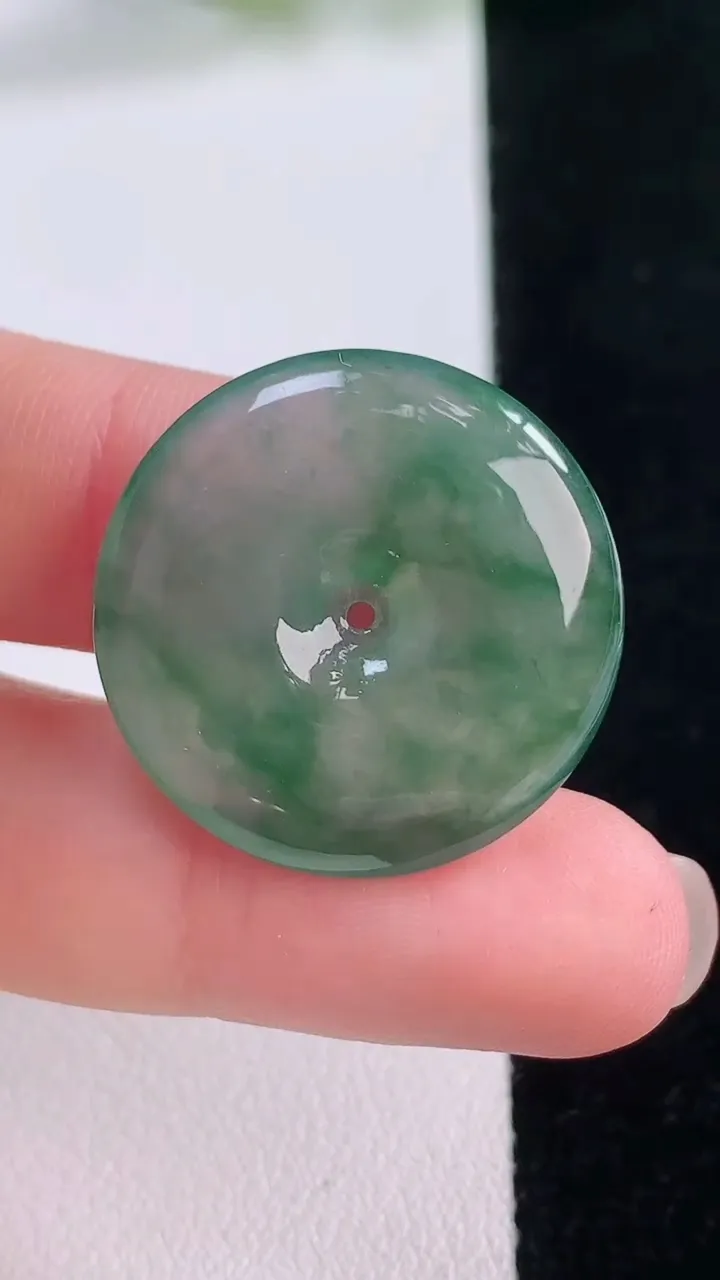 天然A货翡翠平安扣吊坠，尺寸25.3-4.7，重量:6.46g
11月30日