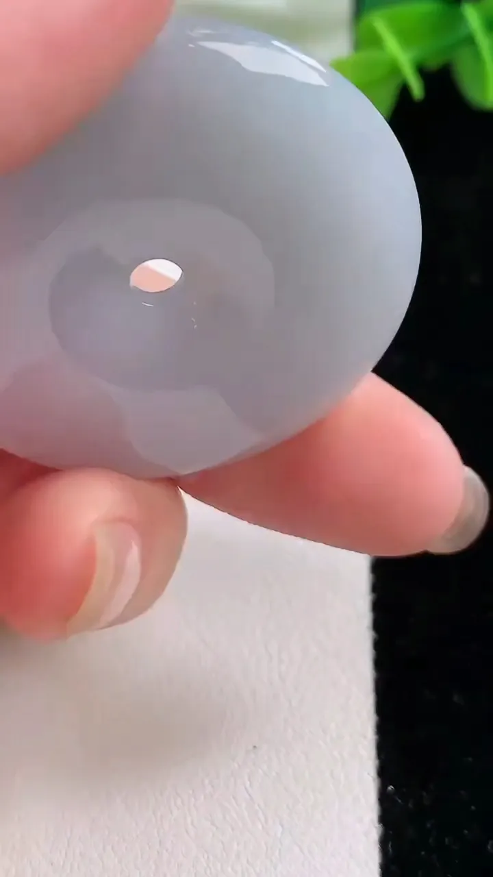 天然A货翡翠平安扣吊坠，尺寸40-6，重:21.03g
11月30日