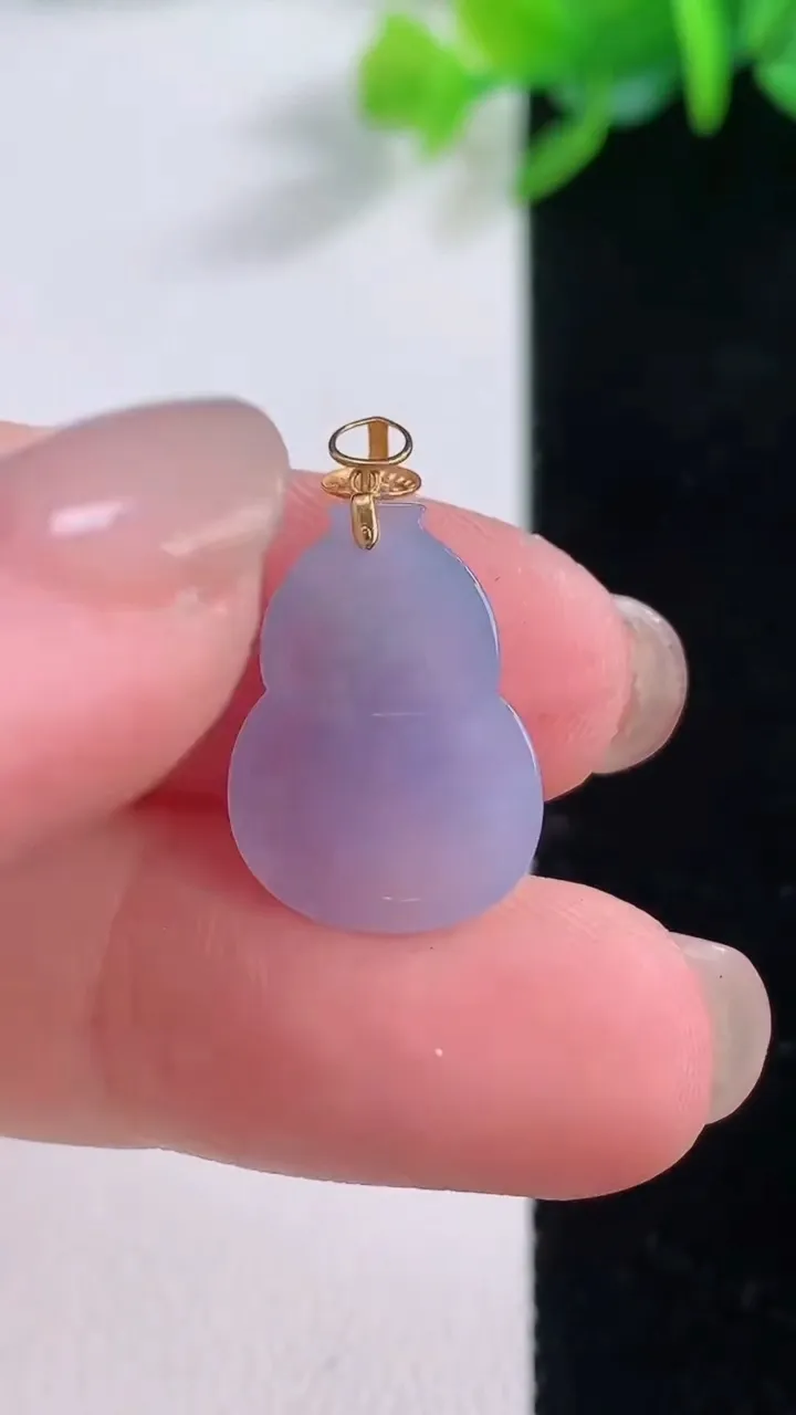 天然A货翡翠种紫罗兰葫芦吊坠，尺寸17-12.6-3.4，重量:1.46g
11月30日