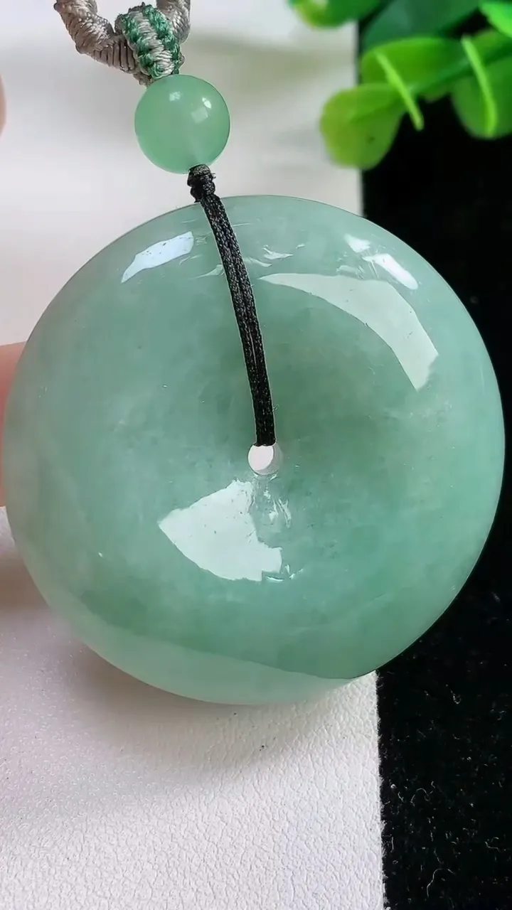 天然A货翡翠平安扣吊坠，尺寸45-11.8，重:48.69g
11月30日