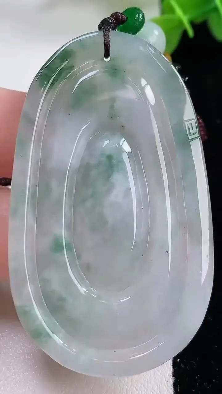 天然A货翡翠牌吊坠，尺寸59-35-5.8，重:25.08g
11月30日