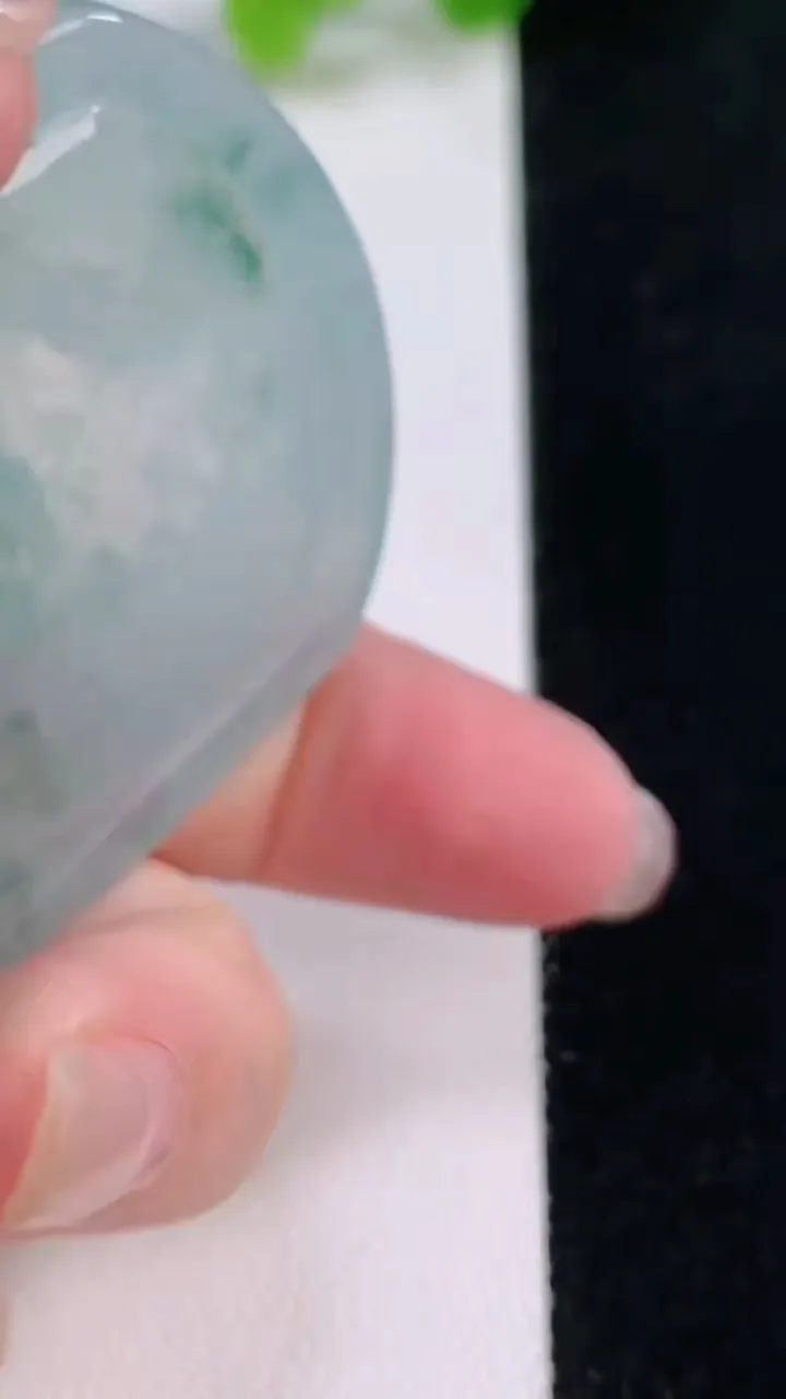 天然A货翡翠冰种飘花生肖鼠吊坠，尺寸51.8-43.6-5.4，重量:24.56g
11月30日