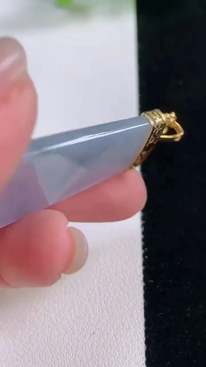 天然A货翡翠18K金紫罗兰飘花无事牌吊坠，尺寸39-34.5-3，重量:9.02g
11月30日