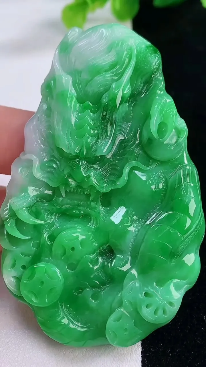 天然A货翡翠龙牌吊坠，尺寸72.7-47-7.2，重量:49.91g
11月30日