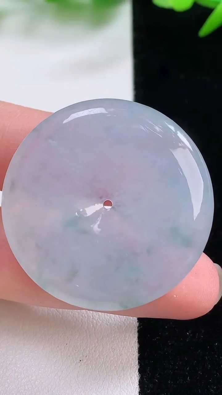 天然A货翡翠飘花平安扣吊坠，尺寸35.6-5.6，重量:15.88g
11月30日