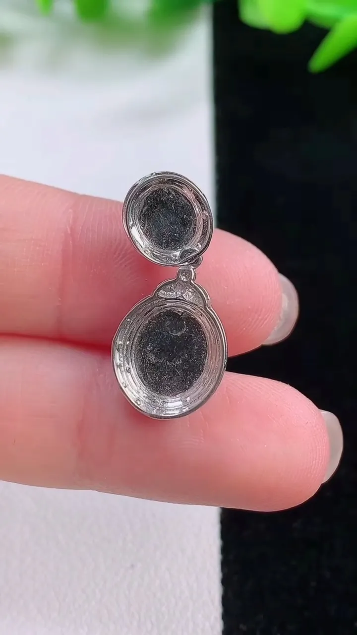 天然A货翡翠蛋面吊坠，尺寸24-10.6-7，裸石8.8-7.4重量:1.76g
11月30日