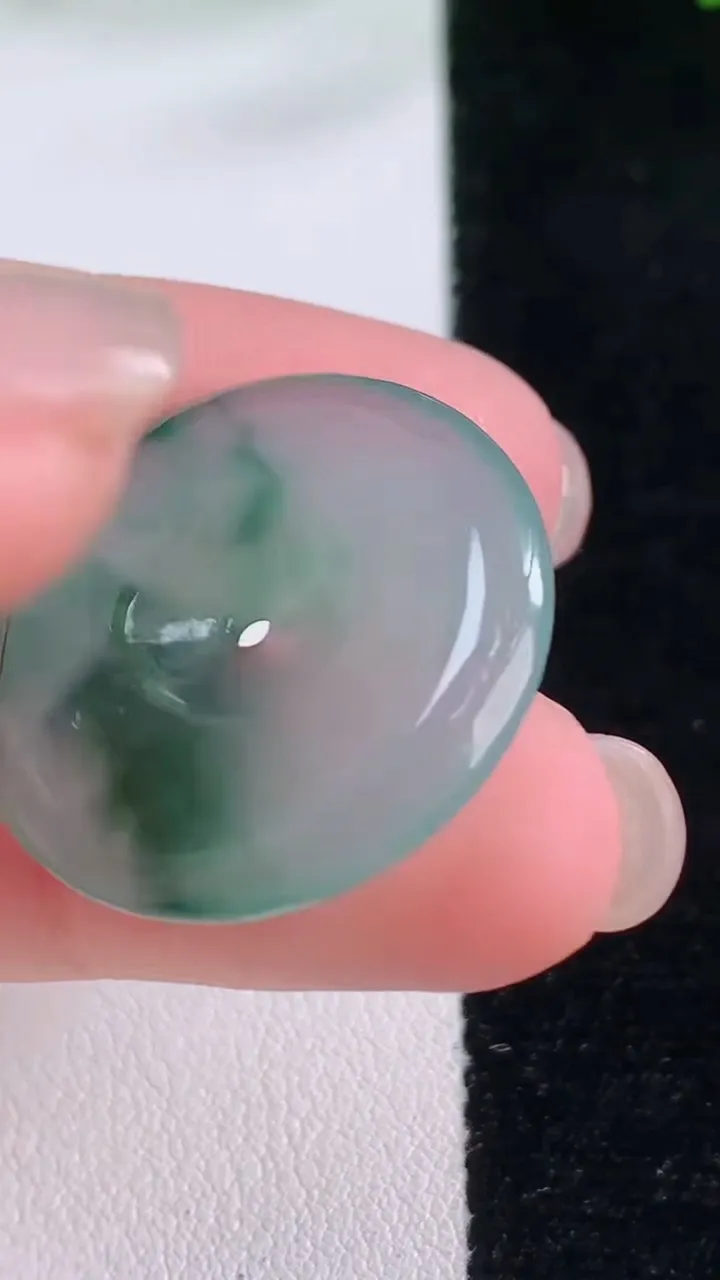 天然A货翡翠冰种飘花平安扣吊坠，尺寸25-4，重量:5.74g
11月30日